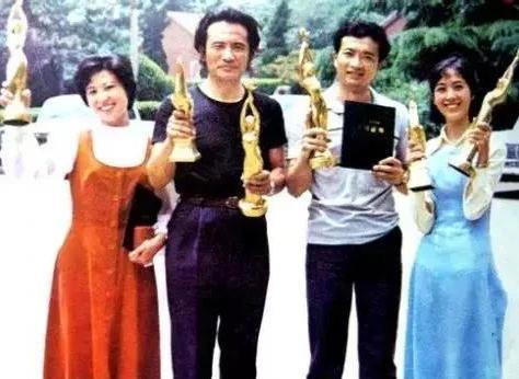 与小娇妻结婚 1984年,一位女演员喜欢上了杨在葆.