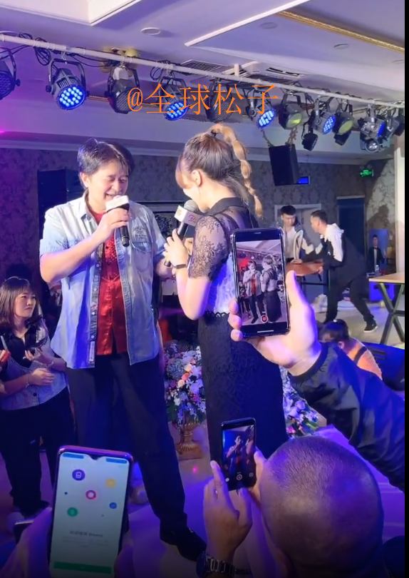 毕福剑现身商演，观众尖叫鼓掌气氛热烈！