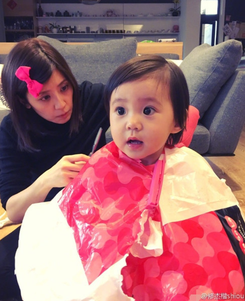 贾静雯给女儿剪头发