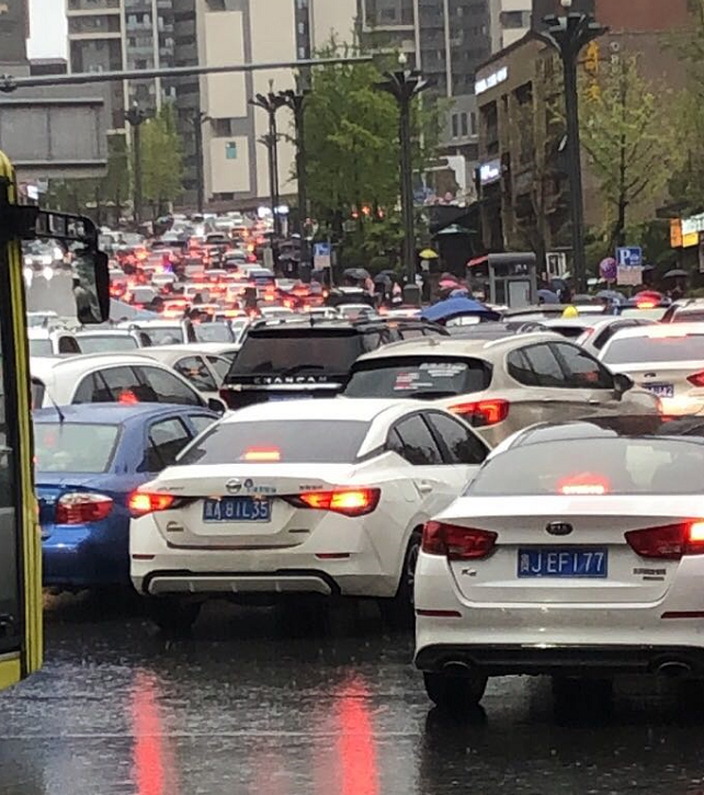 今天,你堵车了吗?周一 早高峰 下雨=堵堵堵!