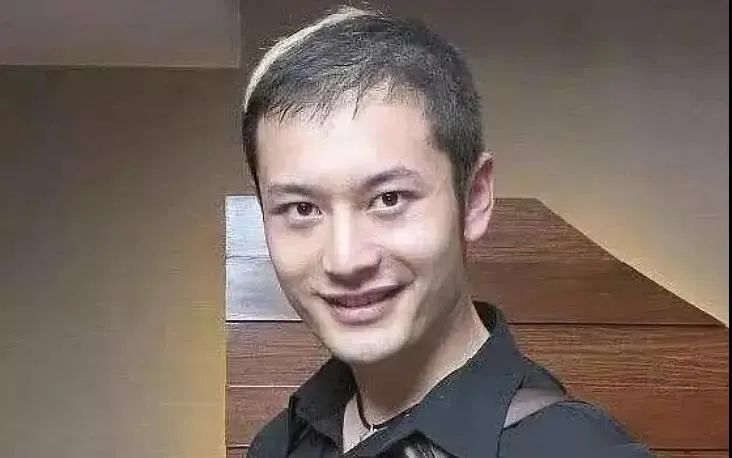 成毅早期现代照曝光,脑门大发际线高很显老,撞脸gai司凤滤镜破碎