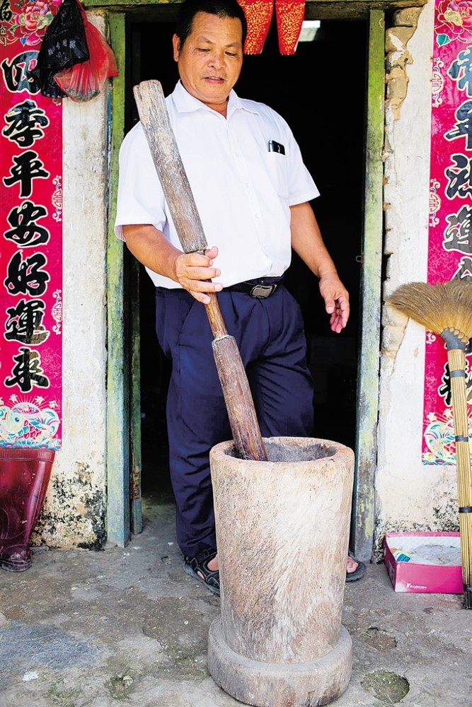 黎族历史上无碾米工具,脱稻谷皮采用木杵在木臼里舂捣.