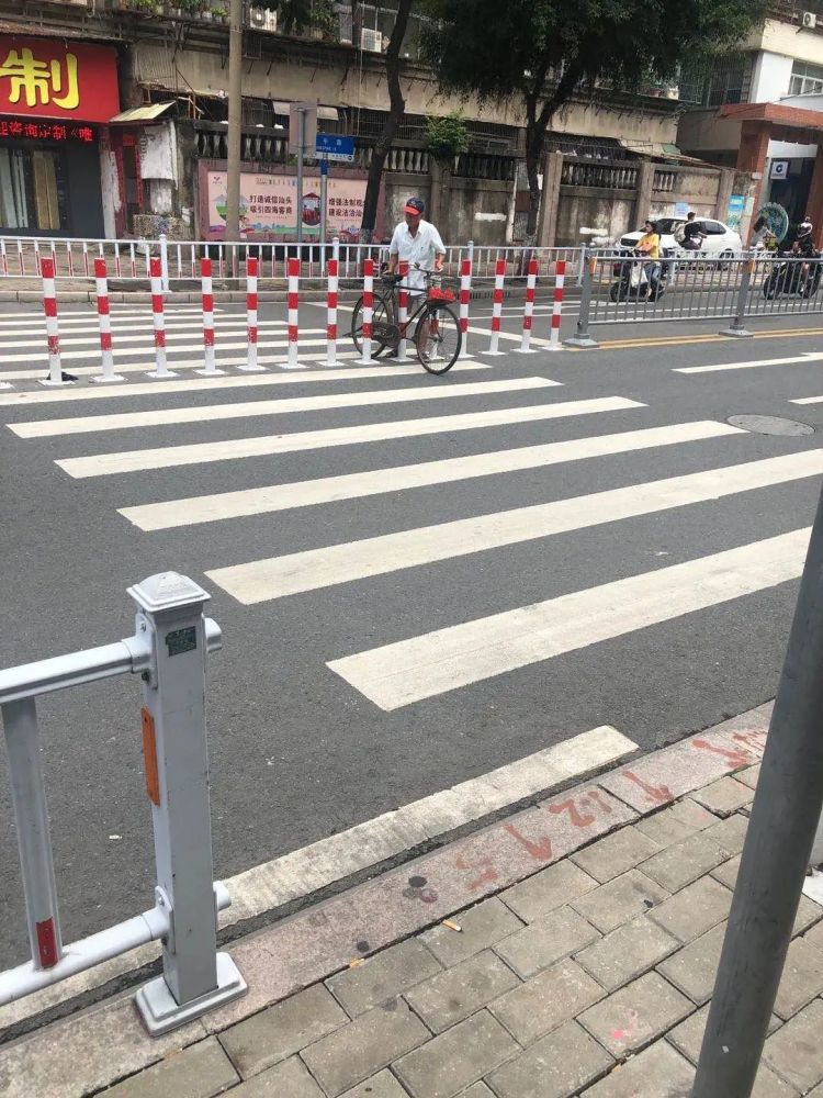 长平路人行横道挡车柱的间距太小,导致自行车无法通过