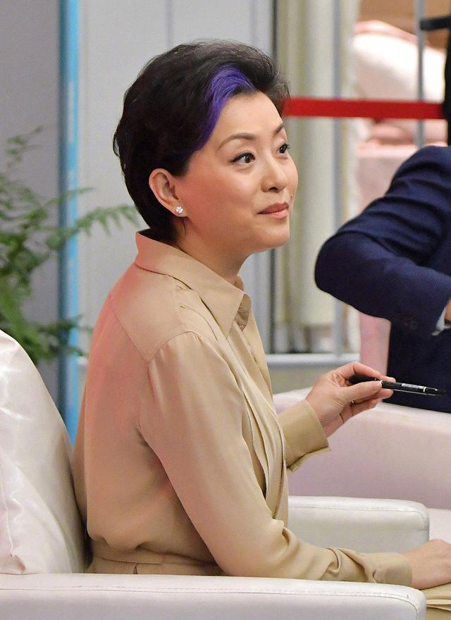 之前在主持《乘风破浪的姐姐》成团之夜时,杨澜也是染了一小撮头发