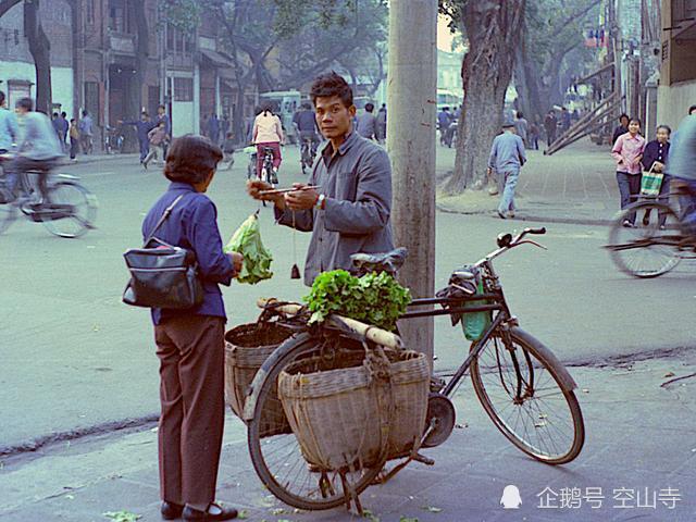 广州70年代街头老照片,洋汽车在马路上有些孤独