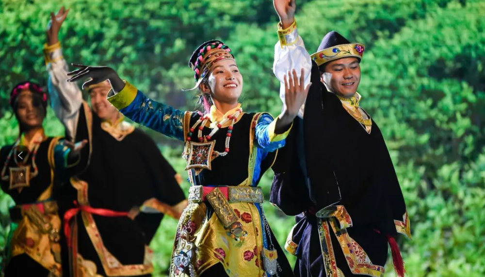 林芝工布藏族服饰及歌舞亮相广东时装周