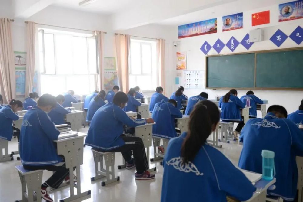 二连浩特市蒙古族中学学生到校上课率达93%