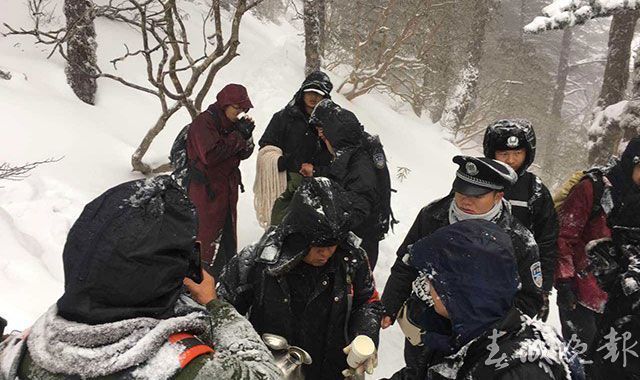 四川游客被困大理苍山 雪崖上写下遗书