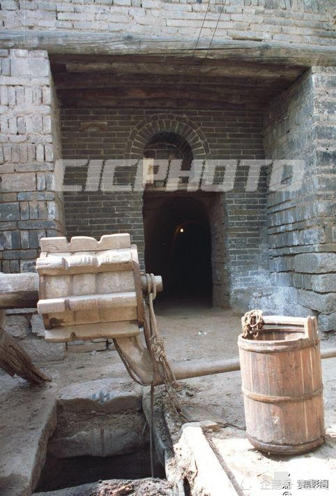 有关专家实地考察后认定:这座分上,中,下三层的古地道属於明堡暗道