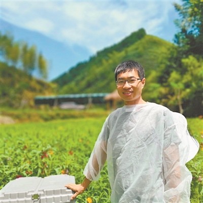 花期一到,游信毅就会长期待在郊外喂养蜜蜂(受访者供图)