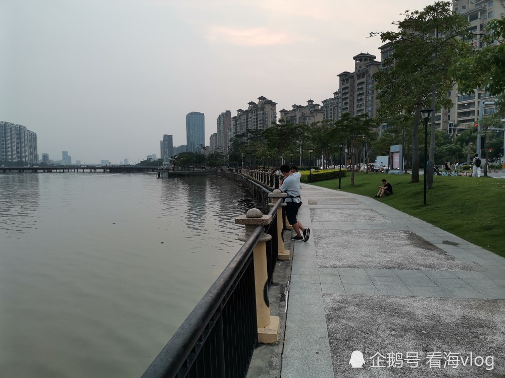 珠海前山河筏钓,遇大雨在竹下避雨湿身,钓到大罗非,像是十间鱼