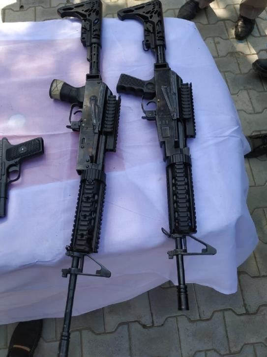 印度边境部队缴获的武器,ak步枪魔改的m4卡宾枪,别说还挺好看