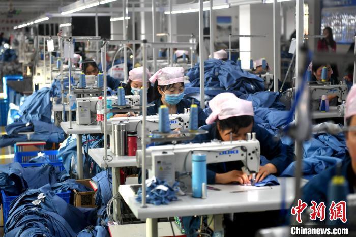 探访甘肃省临洮县服装厂里的"扶贫车间"