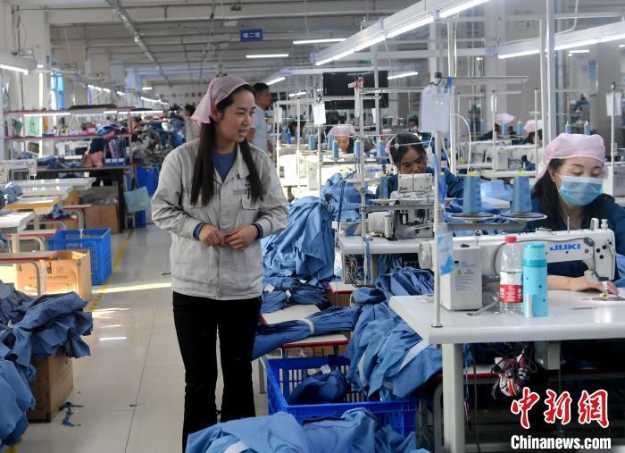 探访甘肃省临洮县服装厂里的"扶贫车间"