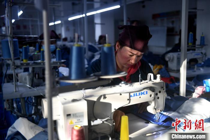 探访甘肃省临洮县服装厂里的"扶贫车间"
