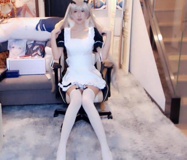 cos了55岁的纲手后腐团儿又颠覆形象这次是二次元里最出名的妹妹