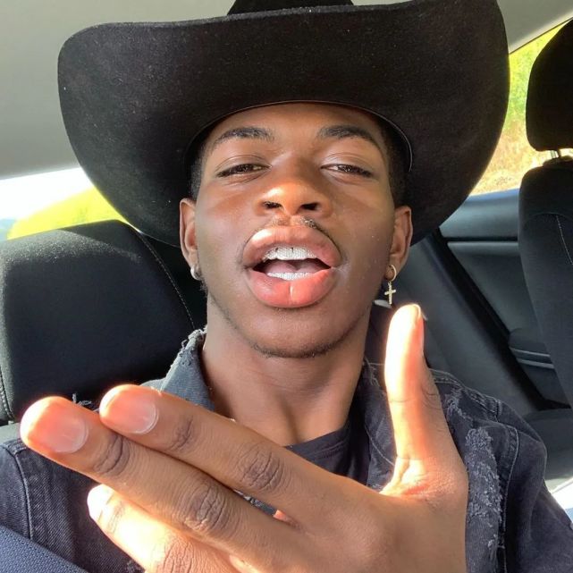 现象级单曲《old town road》的歌手lil nas x 近日在instagram告诉