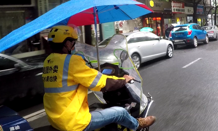 雨天外卖订单暴增!送餐路上意外频发,外卖小哥痛并快乐着