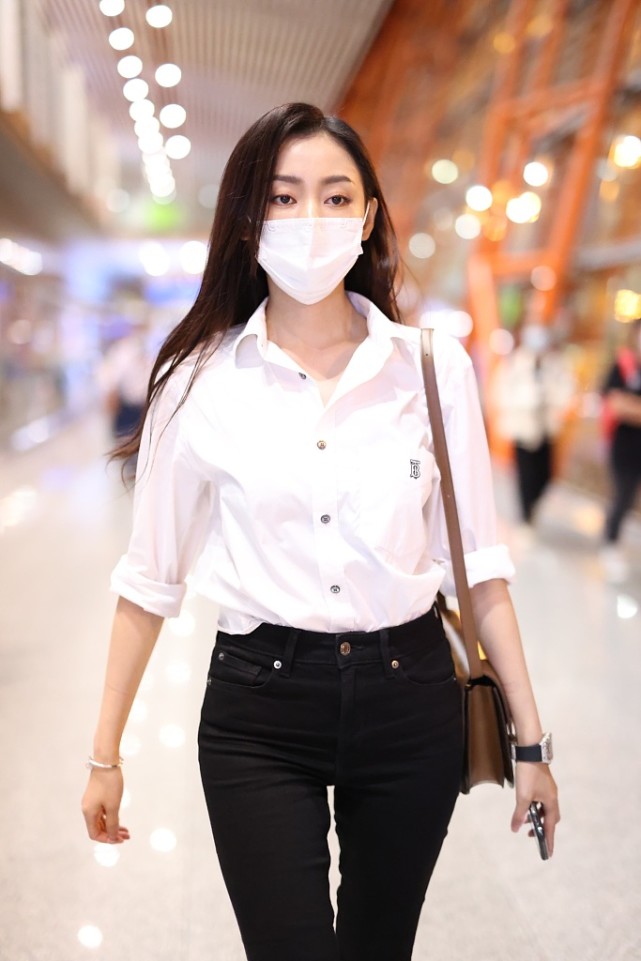 姐姐困张天爱黑白look踩小白鞋简单又高级