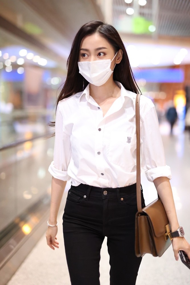 姐姐困张天爱黑白look踩小白鞋简单又高级