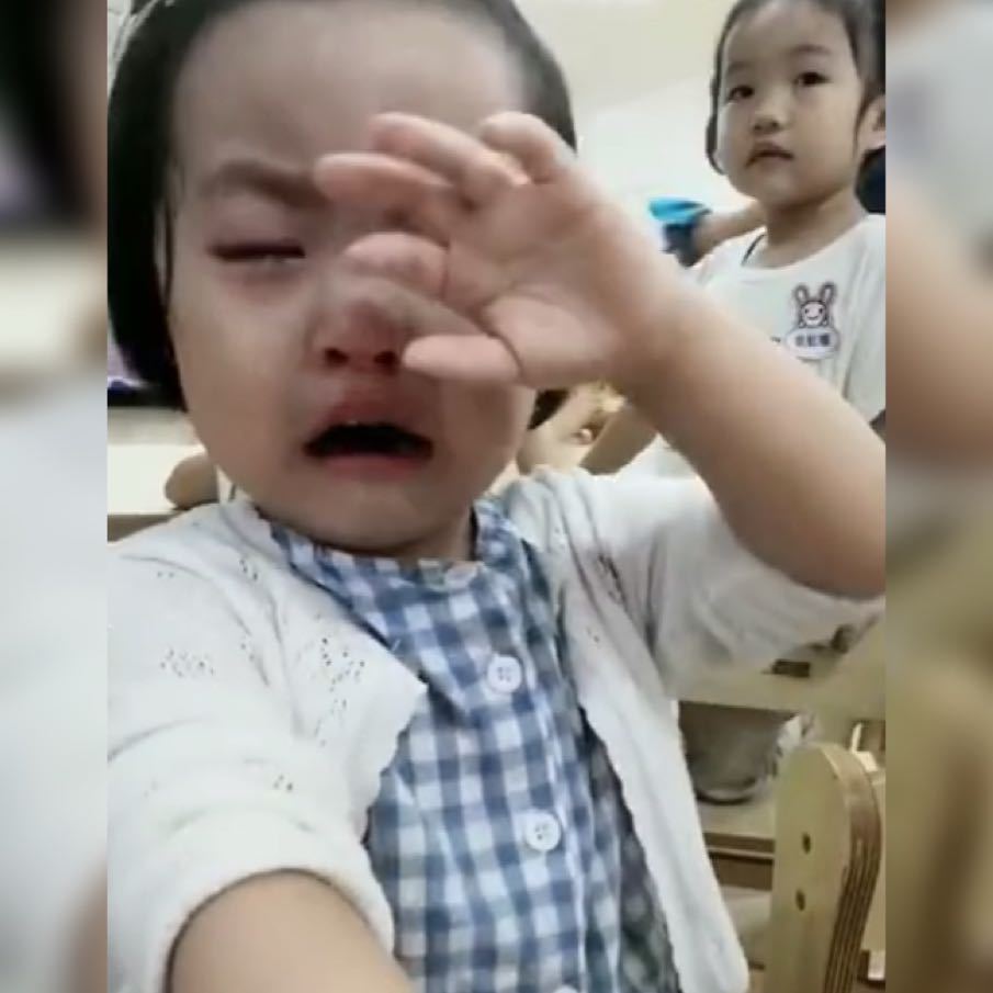 萌娃第一次上幼儿园,强忍泪水唱完"自我安慰歌",网友