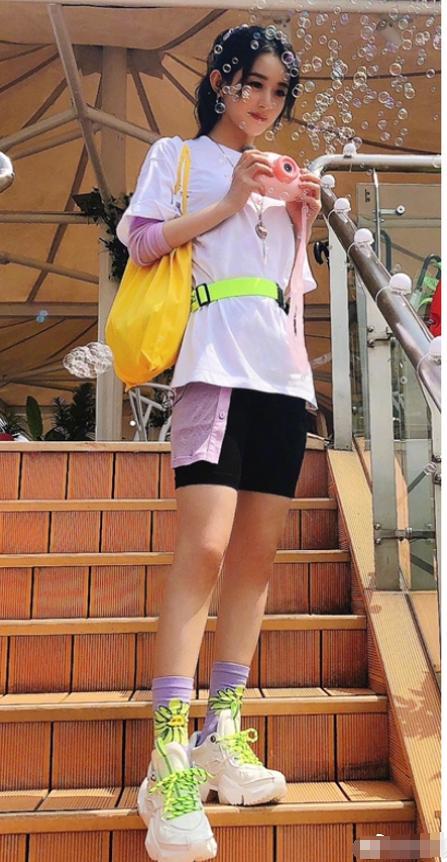 本以为赵丽颖会驾驭不住骑行短裤,谁知穿后凹出腿长有1米2