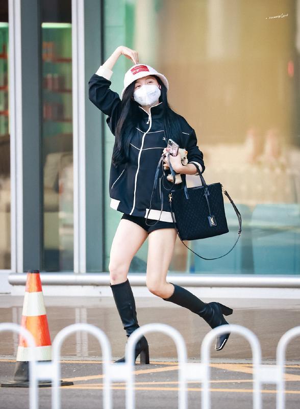 吴宣仪不愧是腿精!轻松把长靴穿成堆堆袜,比腿就没输过