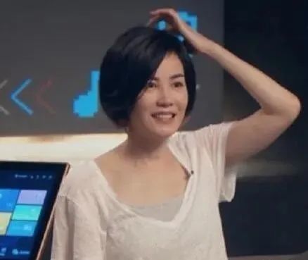 51岁王菲直播k歌,皮肤状态好气质依旧,少女感满满!