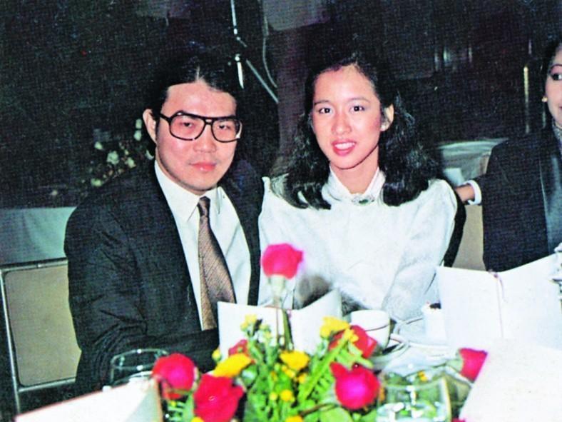 霍震霆朱玲玲27年恩爱离婚后霍震霆一直没有娶妻也没有绯闻