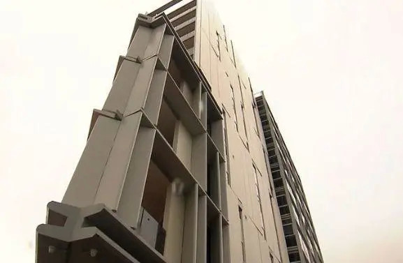 在澳华人女孩坠楼，前女友下楼疯狂补58刀