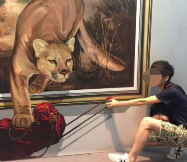 在澳华人女孩坠楼，前女友下楼疯狂补58刀