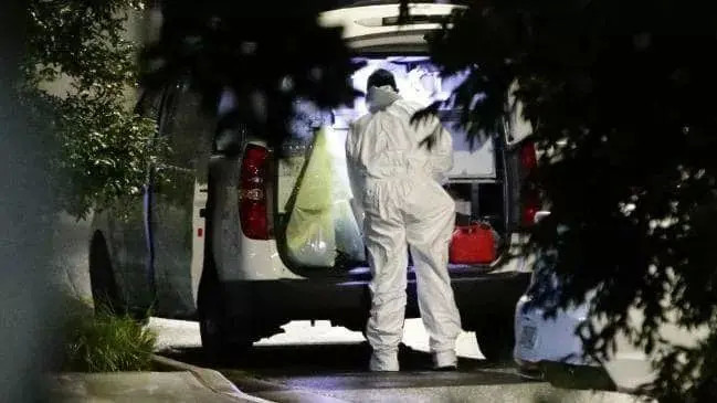 在澳华人女孩坠楼，前女友下楼疯狂补58刀