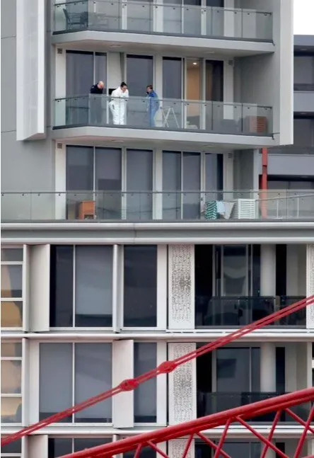 在澳华人女孩坠楼，前女友下楼疯狂补58刀