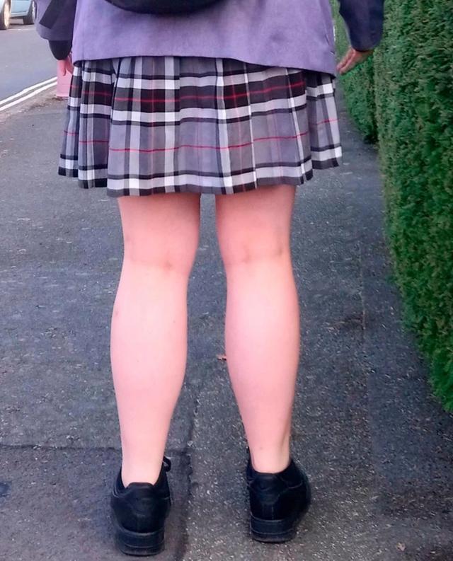 裙子太短,英国女中学生被学校提醒,家长抱怨:校服太贵