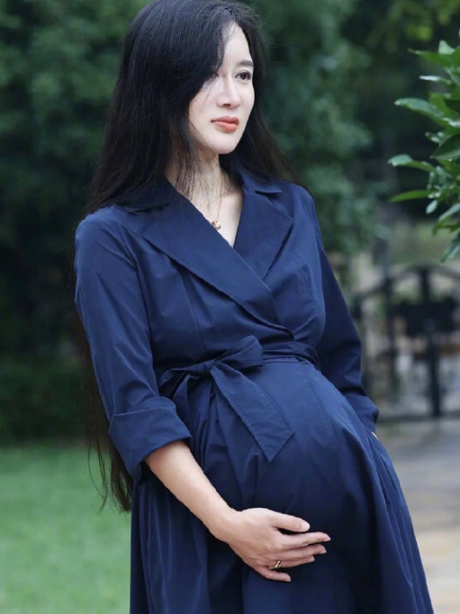 69岁张纪中承认和小31岁的杜星霖再婚,大方晒出结婚照,身材窈窕迷人