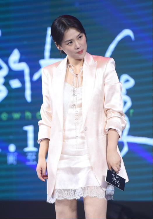 马思纯这么穿真显瘦,粉色西装高级又甜美,"小肉腿"都这么可爱