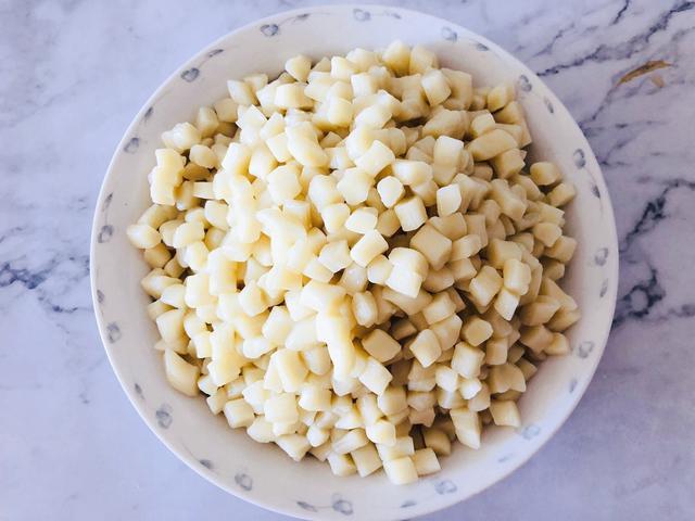 4瓣蒜拍成蒜末,葱姜切末;做法:调味品:盐,生抽,老抽食材:成品疙瘩1斤