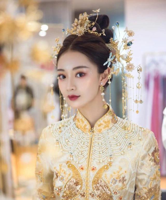 穿中式秀禾服的新娘适合怎样造型,妆容有什么特点