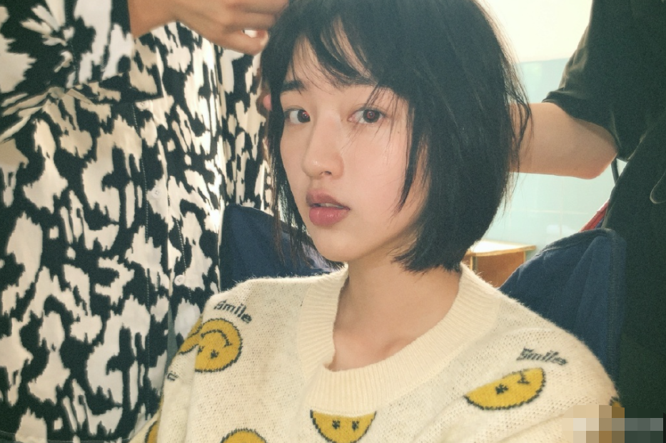 时代峰峻要有三公主了?tfboys组合官博点赞小美女动态