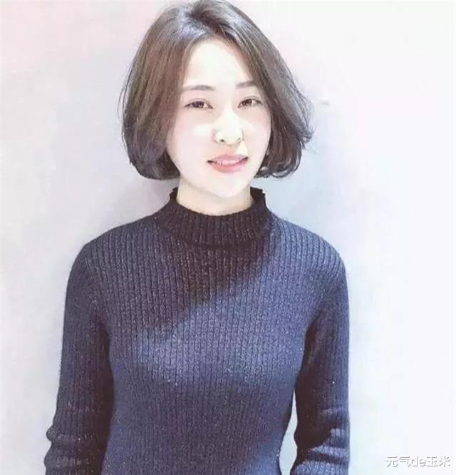 上年纪的女人别乱折腾头发,今秋流行这4款发型,显脸小
