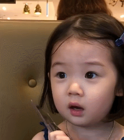 5岁小女孩凭"表情包"爆火全网!网友:糟糕,迪士尼在逃公主藏不住了!