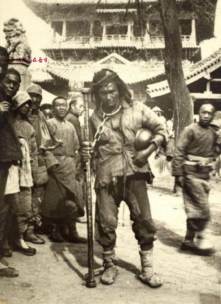 手拄铁棍的乞丐,还有一只铜碗,难道是丐帮的帮主?