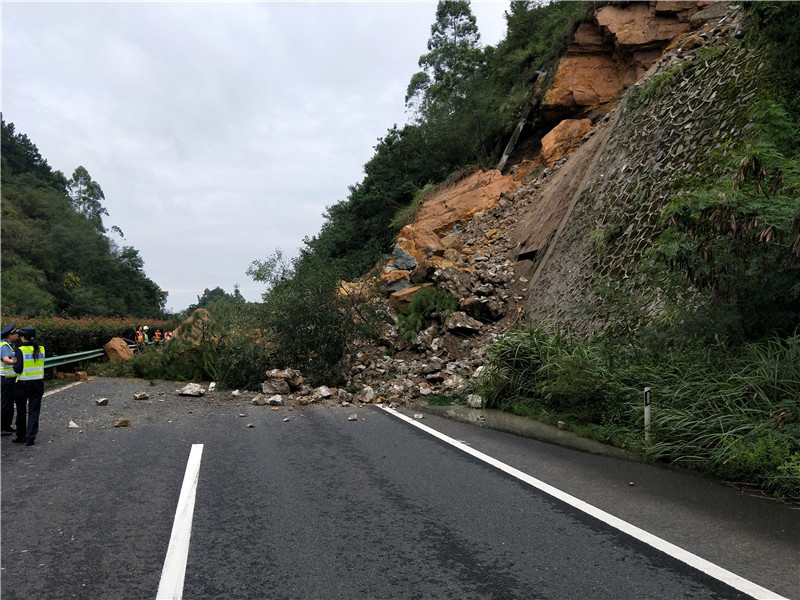 蓉遵高速山体滑坡致道路中断 自贡往成都方向需绕行