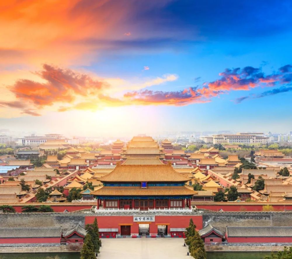 中和殿,保和殿,故宫的c位就是这三位,皇帝大臣的朝会啊,隆重的典礼啊