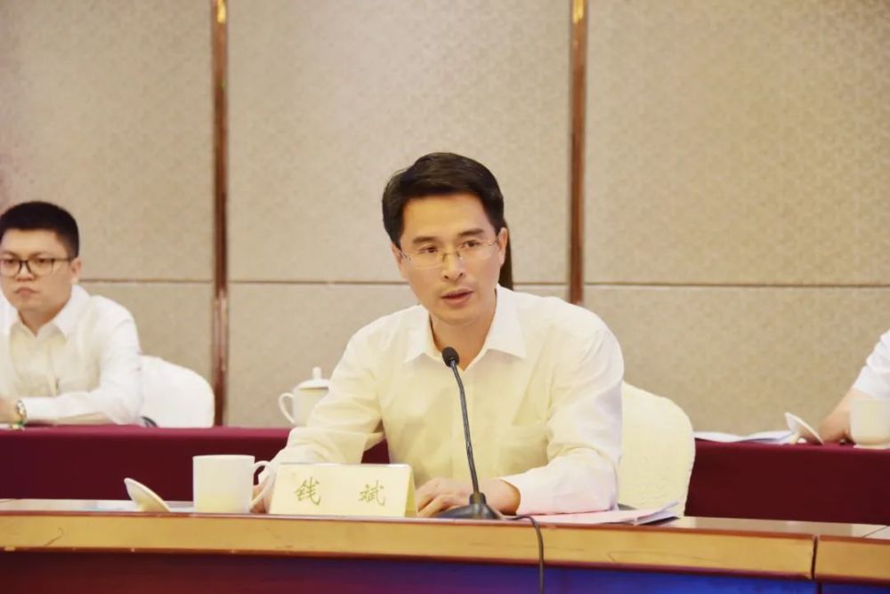区委副书记钱斌代表区委,区人大常委会,区政府,区政协,向大会的召开