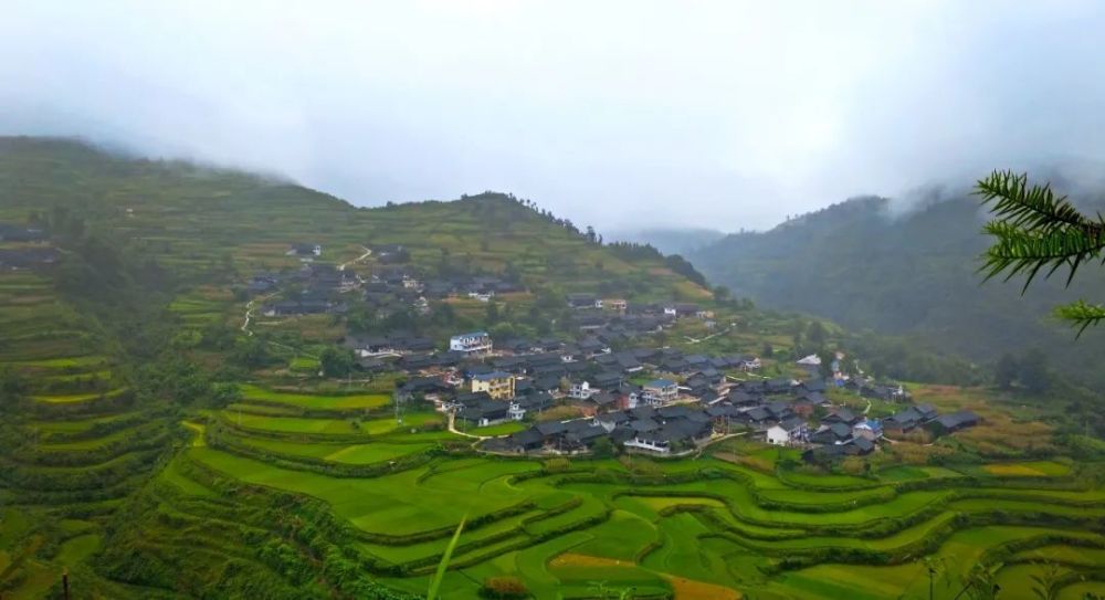 桓胆位于湖南省新晃侗族自治县凉伞镇,四面开阔的高山顶部,整体北高南