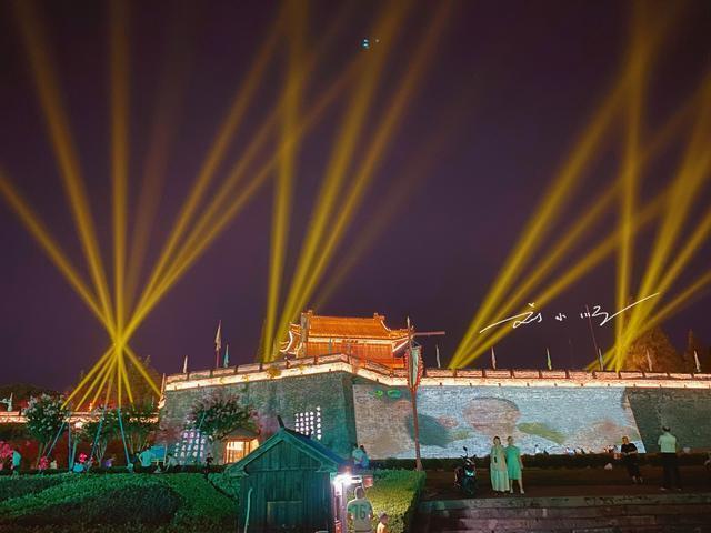 实拍湖北省"荆州古城墙"夜景灯光秀,如梦如幻,游客叹为观止