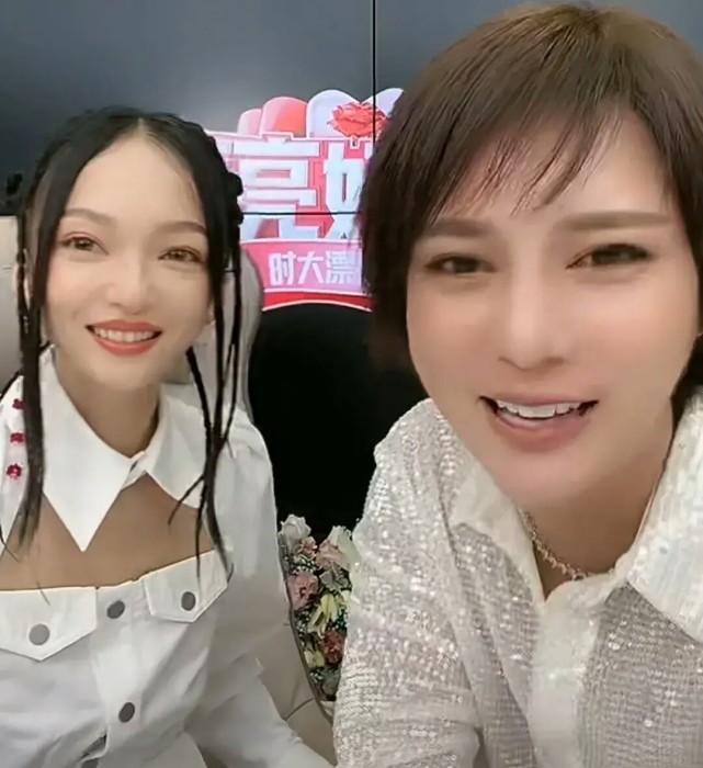 张韶涵助战辛巴徒弟时大漂亮直播间,收获爱马仕,愉快答应下次合作