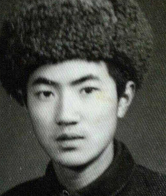 张纪中年轻时这般帅气,难怪桃花运不断,69岁的他又添一女
