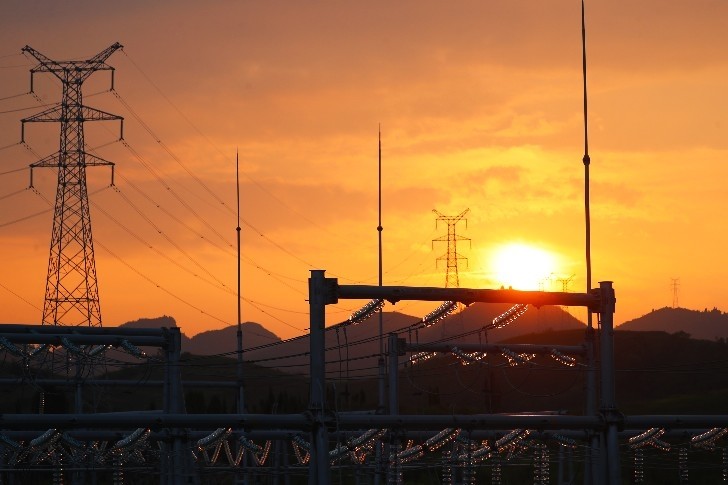 新田:晚霞夕阳电塔美景如画